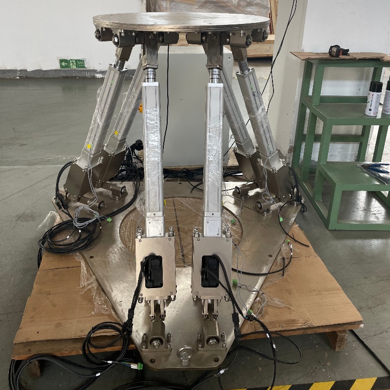 Nagy sebess&eacute;gű 6 tengelyes mozg&oacute; platform 100 kg hasznos teher 1000 mm/s szimul&aacute;ci&oacute;hoz